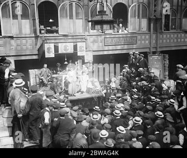 Miss Jose Collins , sings to the porters at Covent Garden in aid of the red cross 15 June 1917 Stock Photo