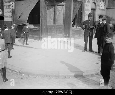 London schoolboys smash the windows of a German baker ' s shop in East London after a Zeppelin raid on the city . 1914 - 1918 Stock Photo