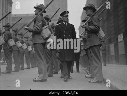 War 1940 King George VI inspects New Zealanders at Mansion House 6 February 1940 Stock Photo