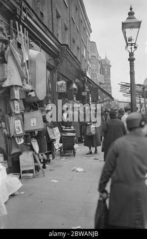 London - The Typical Street Market scene , Lambeth Walk 18 October 1932 Stock Photo