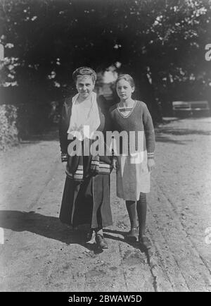 Latest Picture of Ex Kaiser ' s Bride Princess Hermine Reuss of Greiz is to marry the Ex Kaiser Wilhem II , photographed this week with her eldest daughter , ( Princess Carmo , in the park of Saabor Castle ( Silesia ) 29 September 1922 Stock Photo