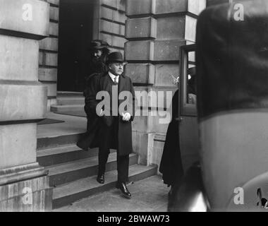 Private View at the Royal Academy Sir Charles Hawtrey leaving 28 April 1922 Stock Photo