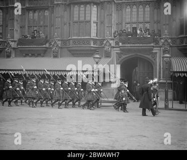 The state opening of parliament . Yeoman of the Guard - Beefeaters - arriving at the House of Lords . 7 February 1922 Stock Photo