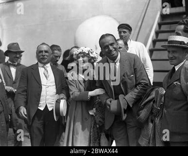 American film stars , Douglas Fairbanks and his wife Mary Pickford on arrival at Southampton . 1920 Stock Photo