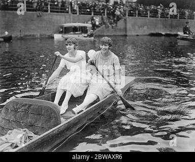 River Girls Despite the absence of sunshine the two river girls , found pleasure boating on the Thames 31 August 1922 Stock Photo