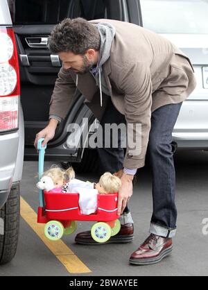 Ben Affleck takes his daughters Violet and Seraphina to the Farmers Market, Pacific Palisades, California 27 January 2013 Stock Photo