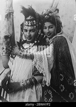 Ouled nail dancing girls of Algeria . They belong to a tribe of desert arabs February 1920 Stock Photo