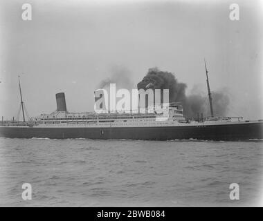 Worlds largest ship arrives at Southampton The new White Star Liner RMS Majestic the largest ship in the world arrived at Southampton on Monday from Cuxhaven 10 April 1922 Stock Photo