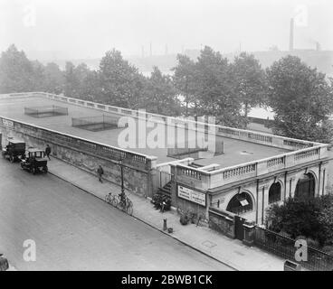 Temple Underground station in 1919 Stock Photo