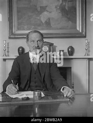 Mr Bonar Law at home in Onslow Gardens , South Kensington London 20 October 1922 Stock Photo