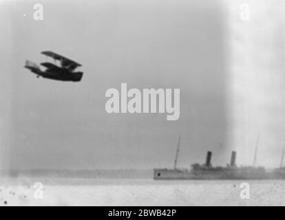 World 's first twin engined boat amphibian built for Air Ministry to carry 14 passengers . The machine flying in Southampton Water . 28 March 1924 Stock Photo