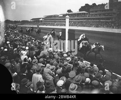 Ascot race meeting , 1933 Mr J Cooper ' s ' Roi de Paris ' , ridden by Mr Buckham , wins the Ascot Stakes by a short head from ' Llosetrife ' and ' Dictum ' . 13 June 1933 Stock Photo
