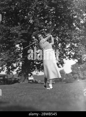 Ladies Autumn Foursome golf at Ranelagh . Miss Diana Esmond drives off . 1932 Stock Photo