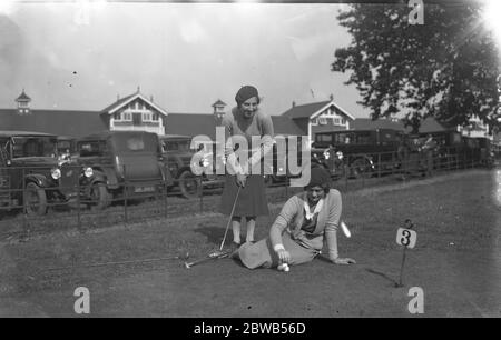 Ladies Autumn Foursome golf at Ranelagh . Signora Sybil Uzielle and Contessa D ' Harambure 1932 Stock Photo