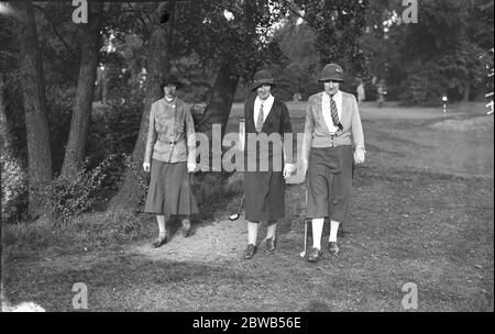 Ladies Autumn Foursome golf at Ranelagh . From right to left ; Mrs T G Evers and Lady Carr . 1932 Stock Photo