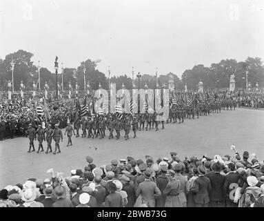 Today ' s great victory march . American troops passing passing the Queen ' s Gardens in front of Buckingham Palace . 19 July 1919 Stock Photo