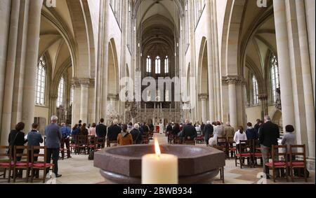Magdeburg, Germany. 31st May, 2020. Believers stand at a distance from each other during the service on Pentecost Sunday in the cathedral of Magdeburg St. Mauritius and Katharina. Credit: Ronny Hartmann/dpa/ZB/dpa/Alamy Live News Stock Photo