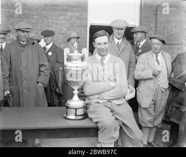 Amateur Golf Championship at Deal , Kent . Mr Roger Wethered , the winner with his trophy , the Amateur Championship Cup . 12 May 1923 Stock Photo