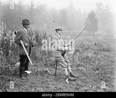 Marquess of Ailesbury ' s shooting party at Savernake Forest , Marlborough , Wiltshire . Lord Ossulston 23 November 1922 Stock Photo