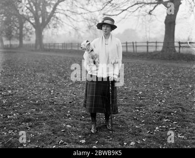 Marquess of Ailesbury ' s shooting party at Savernake Forest , Marlborough . Lady Ursula Brudenell Bruce , Lady Ailesbury 's daughter . 23 November 1922 Stock Photo