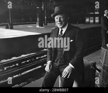 At Waterloo Station on returning from USA , Mr Edmund Gwenn , the stage and screen star . 7th September 1937 Stock Photo