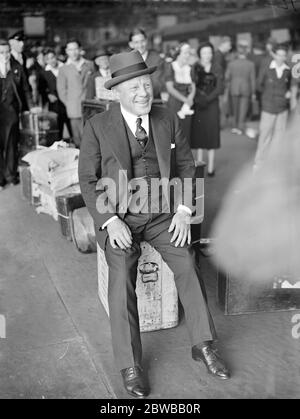 At Waterloo Station on returning from USA , Mr Edmund Gwenn , the stage and screen star . 7th September 1937 Stock Photo