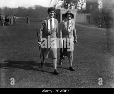 Women's automobile sports association open golf meeting at Wentworth club . Miss Molly Gourlay and Miss P Bayliss . Stock Photo