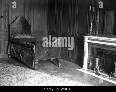 The American Women ' s Club at 46 Grosvenor Street ( formerly Residence of Sir Edgar Speyer ) A corner of a beautiful French bedroom . 26 June 1923 ( Daily Chronicle ) Stock Photo