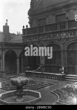 The New London Club The beautiful garden at 46 , Grosvenor Street , formerly the residence of Sir Edgar Speyer and now the American Women ' s Club . ( Daily Chronicle ) 27 June 1923 Stock Photo