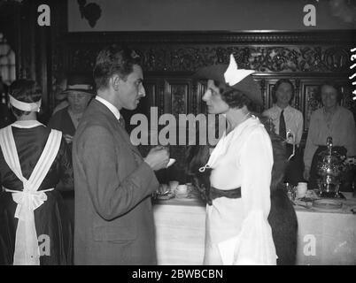 Reception at the American Women ' s Club in honour of Mrs Roosevelt . Mrs H B Tate , MP ( right ) 1934 Stock Photo