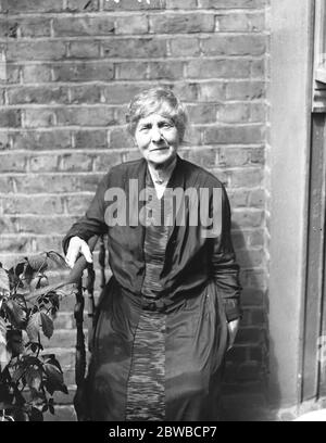 Mrs J T Rae ( 17 Darenth Road , Stamford Hill ) Hon Treasurer and Secretary of the Hoxton Girls Hostel 128 Hoxton Street N 1 , with the picture presented to the hostel by the Queen 22nd July 1929 Stock Photo