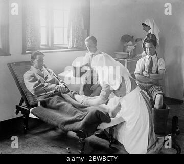 Nurses attending to wounded soldiers at the Princess Louise Military Orthopaedic Hospital at Chailey in Sussex . 19 July 1918 Stock Photo