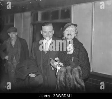 At Waterloo Mr Frank Lawton and Miss Evelyn Laye on returning from their recent wedding in America 10 January 1935 Stock Photo