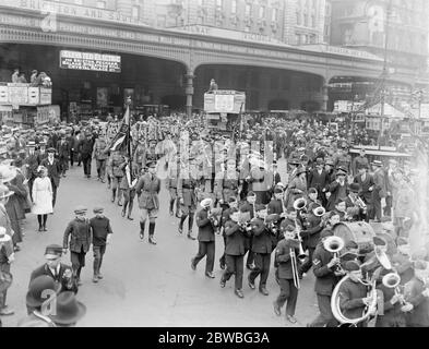 The cadre of the 2nd Battalion London Regiment , Royal Fusiliers , leaving London Victoria on their return to France yesterday 1919 Stock Photo