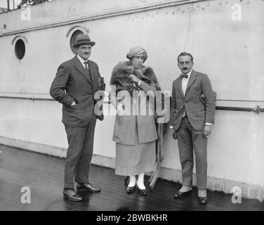 The SS Imperator arrives at Southampton Ernest G Schiff , American banking magnate , ( right ) his friend Mr Claude Dutreuil and Mrs Nelson Clover 23 December 1919 Stock Photo
