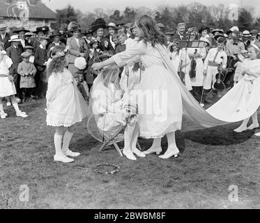 The crowning of Chrissie Upsdell , London 's May Queen , at Hayes Common . 5 May 1917 Stock Photo