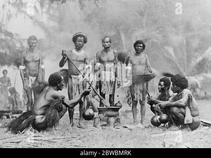 Great Island to be explored . British Pacific Science Expedition Sails for Papua . Papuan ceremonial cooking . This ceremony is performed by men only . 14 December 1922 Stock Photo