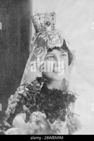 Swedens Society Bride of the Year Miss Gorel Elizabeth Hintfeldt , of Sweden who has just married Count Johna Gabriel Oxenstierna 13 November 1922 Stock Photo