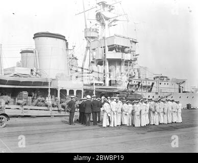The near East Crisis , HMS Ceres a C class light cruiser recommissioning for rapid return to mediterranean Men of the Ceres crew , alongside their ship it Chatham , Kent 18 September 1922 Stock Photo