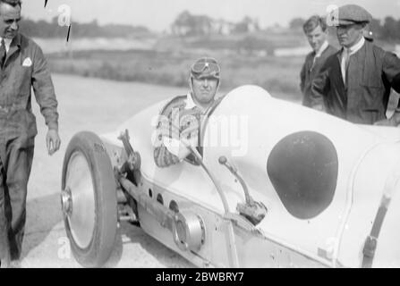 Mr Parry Thomas and Mr Eldridge meet in match for £ 500 a side at Brooklands Mr Parry Thomas in his car 11 July 1925 Stock Photo