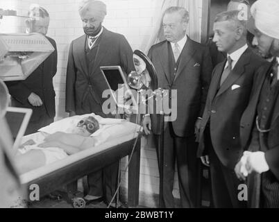 Maharajah of Patiala visits sunlight clinic at Humanity house , Tufton street , Westminster . The Maharajah watching one of the children under treatment . 11 August 1925 Stock Photo