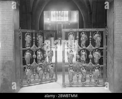 Wonderful work in bronze for Tonbridge school war memorial . Wonderful work in bronze forms the central theme of the Tonbridge School War Memorial , planned to present the idea of Duty and Sacrifice The Gate of Remembrance . The gates of remembrance . The gates with their figures of Archangels represent the Army which the dead have joined 6 October 1925 Stock Photo