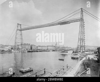 Rouen 's most useful bridge . An interesting picture of the great  Transbordeur  across the Seine . 21 January 1925 Stock Photo