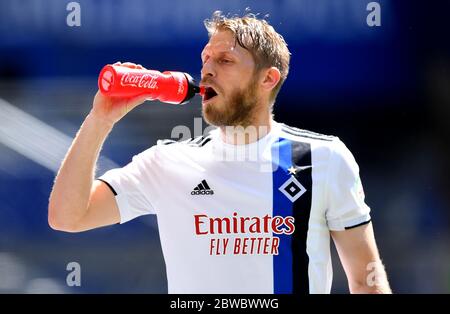 Karlsruhe, Germany. 31st May, 2020. Football 2nd Bundesliga, 29th matchday, Hamburger SV - SV Wehen Wiesbaden in the Volksparkstadion. Aaron Hunt from Hamburger SV refreshes himself. Credit: Stuart Franklin/Getty Images Europe/Pool/dpa - IMPORTANT NOTE: In accordance with the regulations of the DFL Deutsche Fußball Liga and the DFB Deutscher Fußball-Bund, it is prohibited to exploit or have exploited in the stadium and/or from the game taken photographs in the form of sequence images and/or video-like photo series./dpa/Alamy Live News