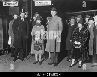 New British ambassador arrives in Berlin . Sir R Lindsay , the new British Ambassador to Germany , photographed with Lady Lindsay on arriving in Berlin 2 November 1926 Stock Photo