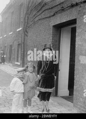 Lady Louise Mountbatten weds the Crown Prince of Sweden . The Marchioness of Milford Haven with her two children . 3 November 1923 Stock Photo