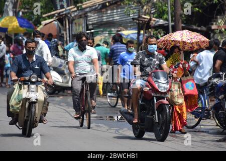 Howrah, India. 31st May, 2020. Daily life on the ninth Sunday, 68th day and the last day of 4th phase of the nationwide continuous lockdown across India to curb spread of Novel Coronavirus (COVID-19). People are allowed to step out of home for buying foods and essentials on street or market area whereas public buses are not in operations. (Photo by Biswarup Ganguly/Pacific Press) Credit: Pacific Press Agency/Alamy Live News Stock Photo