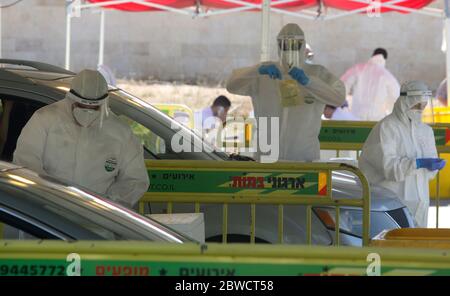 Jerusalem. 31st May, 2020. Medical workers work at a COVID-19 drive-through test complex in Jerusalem, on May 31, 2020. Credit: Gil Cohen Magen/Xinhua/Alamy Live News Stock Photo