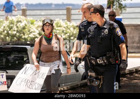 Charleston, United States. 31st May, 2020. Charleston Police escort protesters out of the cities historic White Point Garden following a demonstration over the death of George Floyd May 31, 2020 in Charleston, South Carolina. Floyd was choked to death by police in Minneapolis resulting in protests sweeping across the nation. Credit: Richard Ellis/Alamy Live News