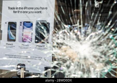Charleston, United States. 31st May, 2020. The shattered glass store front of the Apple Store on the King Street shopping district after a protest over the death of George Floyd, turned violent and destructive May 31, 2020 in Charleston, South Carolina. Floyd was choked to death by police in Minneapolis resulting in protests sweeping across the nation. Credit: Richard Ellis/Alamy Live News Stock Photo
